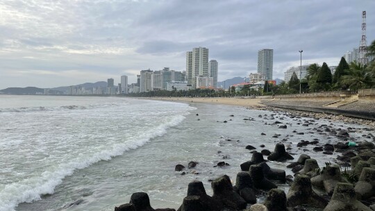 Stunning shorefront views at Bãi Rêu, and a good cafe to drink them in